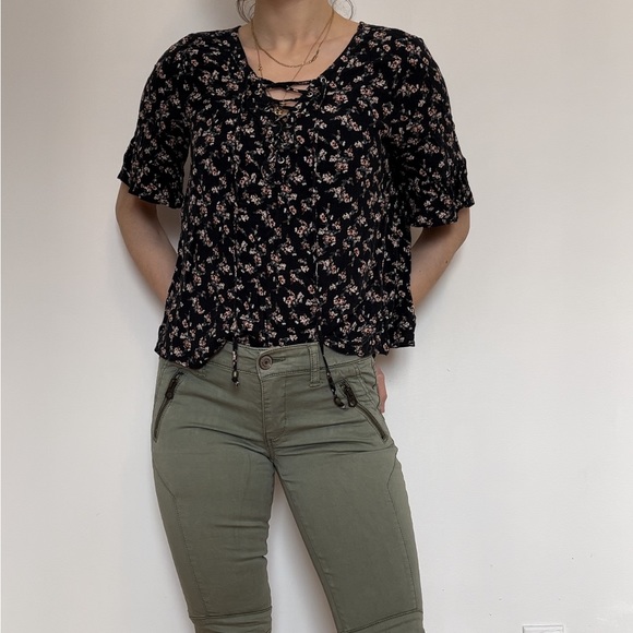 Feminine floral top. - Picture 3 of 12